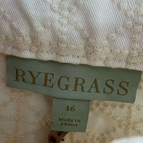 RYEGRASS Ivory Textured Pleated Shorts | Plus Size 16/4” - Picture 4 of 10